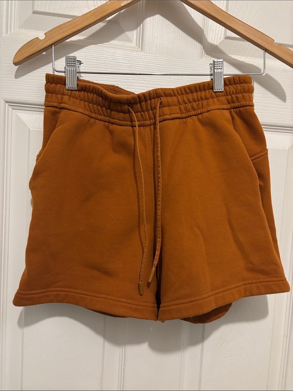 Lululemon Loungeful High-Rise Short 4"
Butternut Brown